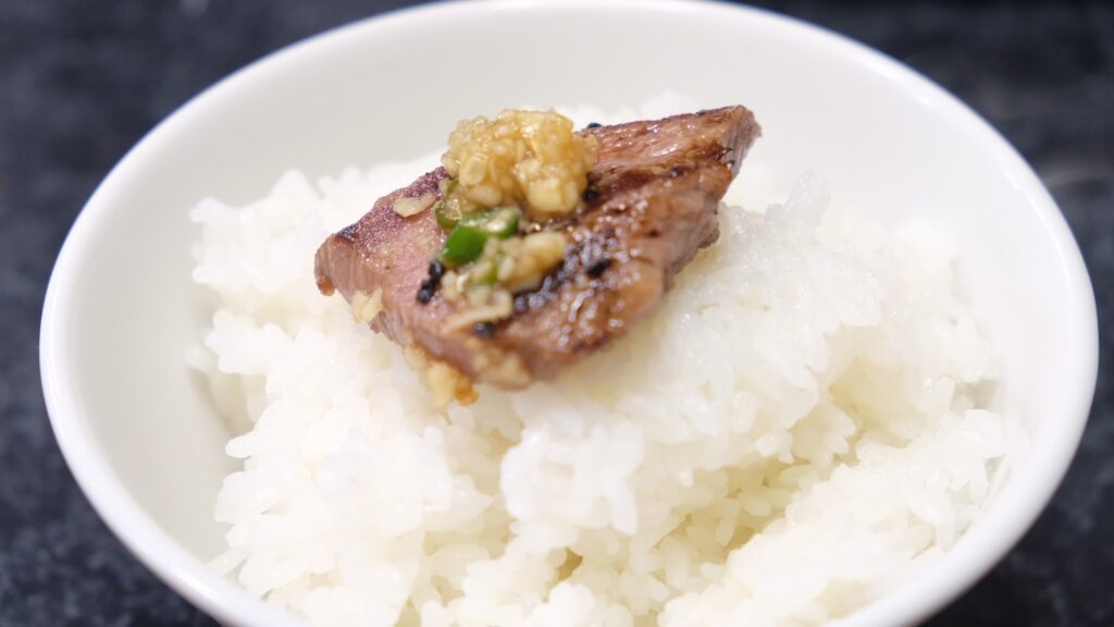 ご飯の上に載せられたミスジ