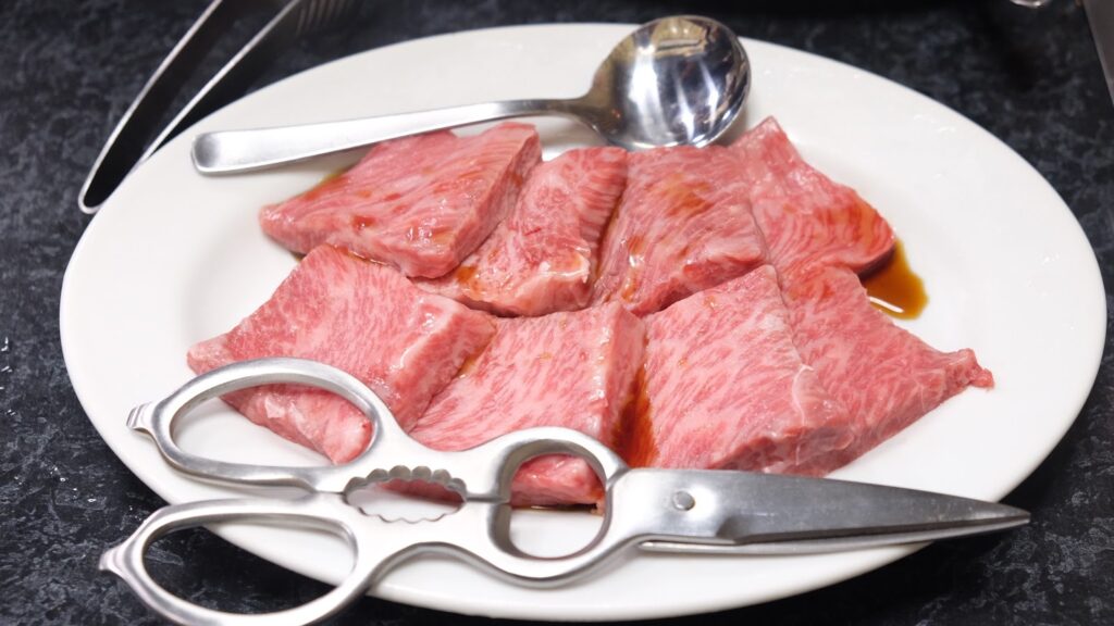 皿に盛られたイチボ肉
