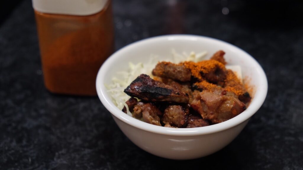 父ちゃんホルモンを盛り付けた器