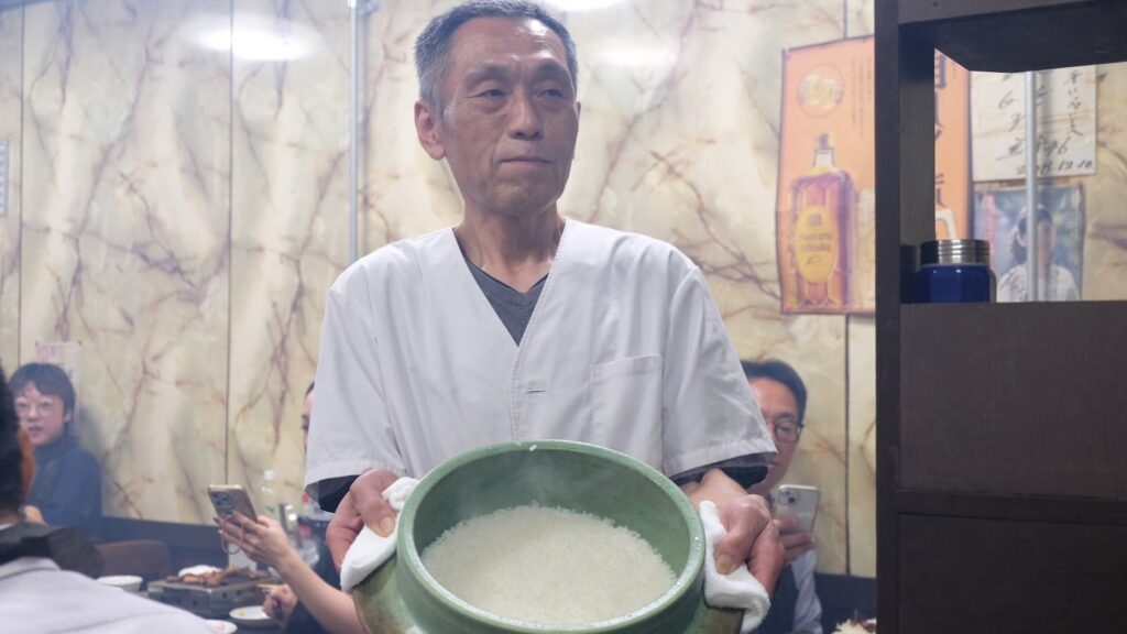 爆弾おにぎりを作るおやじさん